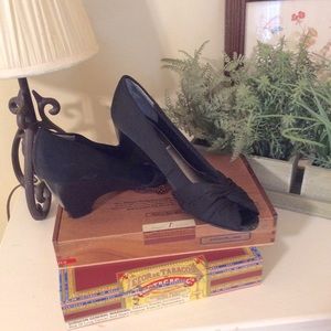 Bandolino Black Wedge Fabric Peep Hole Size 7